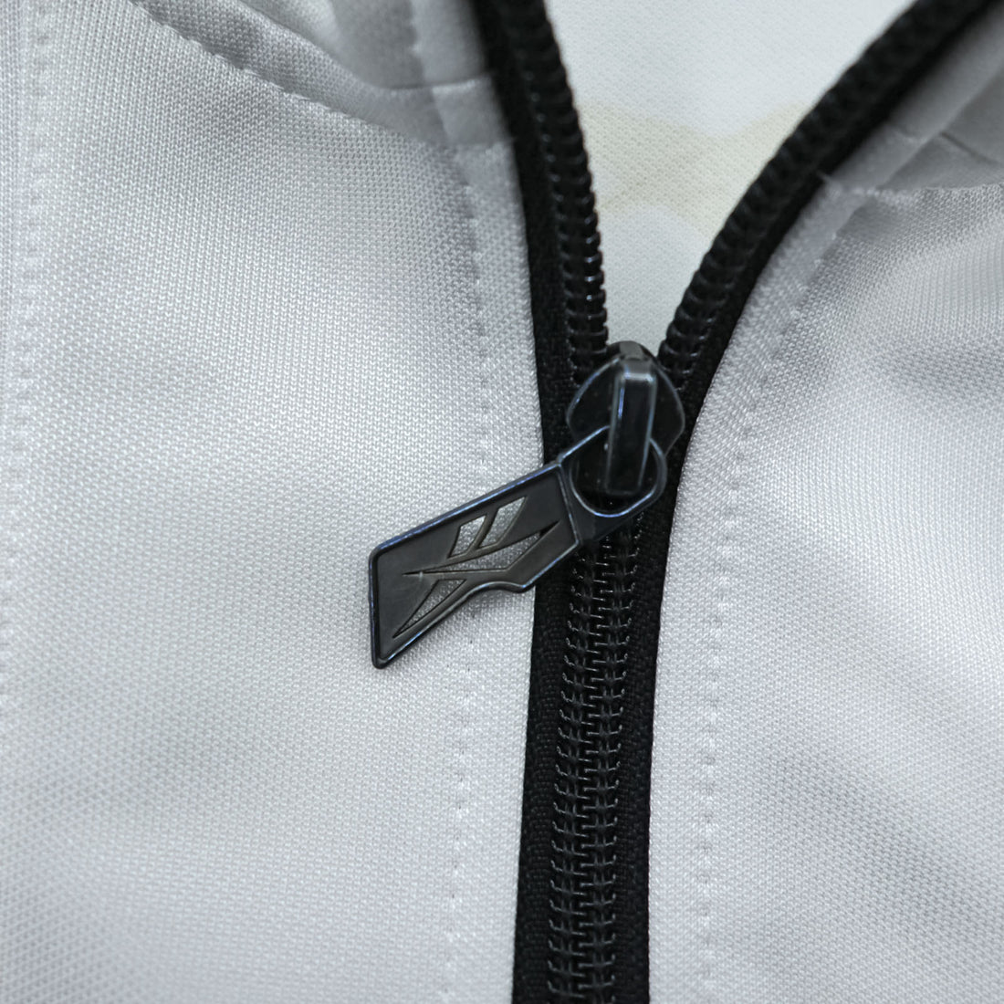 Reebok 90s Japan-Made Track Jacket Jersey M White, Black Vector Logo Embroidery