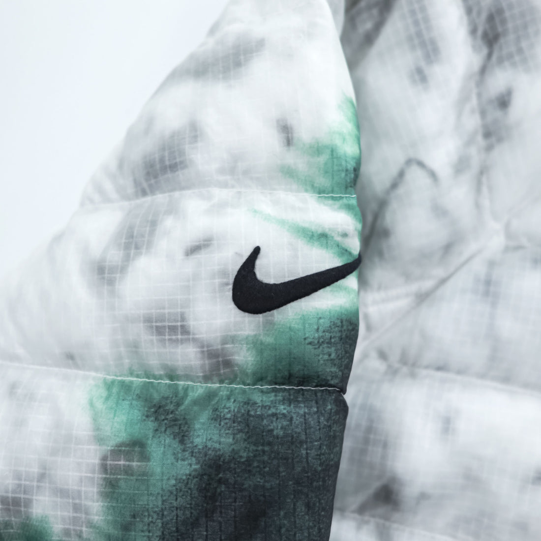 STUSSY × NIKE  Insulated Jacket L White, Green Drawstring Thermore ECODOWN FIBERS MARBLE HO200610MXP
