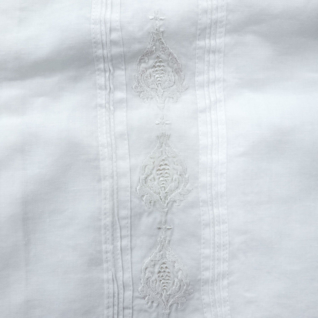 SYLLABLES グアヤベラ 半袖シャツ キューバシャツ XL ホワイト 麻100% 刺繍 ピンタック プリーツ SYLLABLES オープンカラー 開襟 ボックスシルエット 未使用品