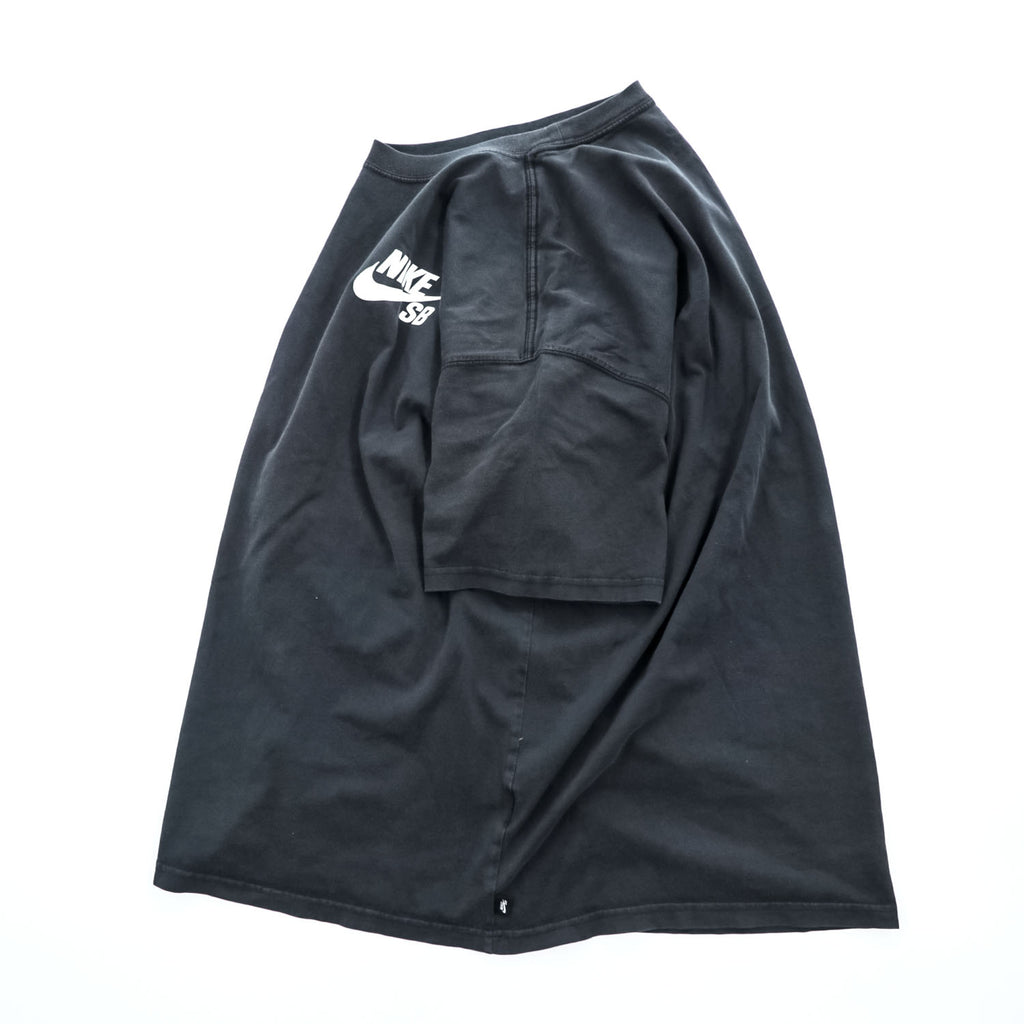 NIKE SB Crewneck T-Shirt L Black with a single logo loose fit.