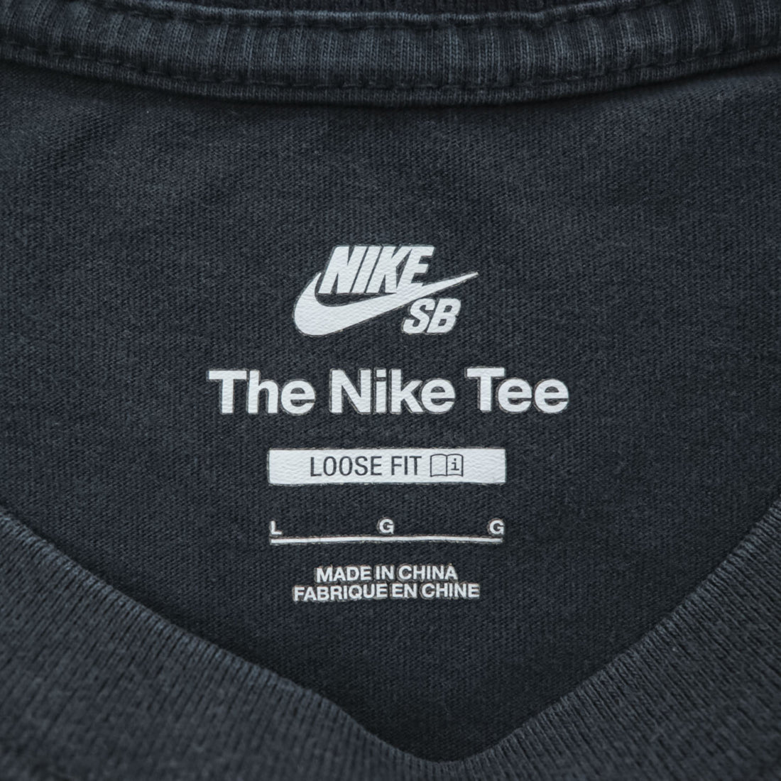 NIKE SB Crewneck T-Shirt L Black with a single logo loose fit.