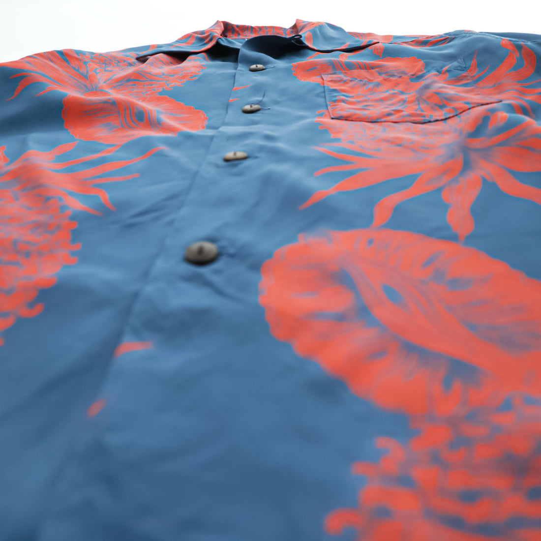Sun Surf SS35551 Rayon Hawaiian Aloha Shirt Blue Red Pineapple Hibiscus Print Made in Japan Men’s M