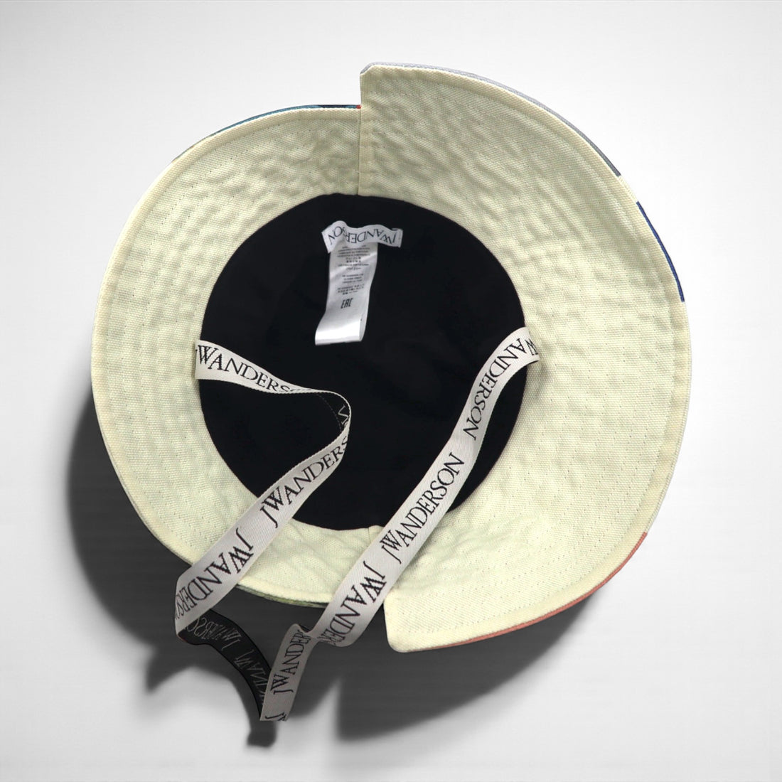J.W.ANDERSON アシンメトリー バケットハット Asymmetric Bucket Hat マルチカラー 総柄 ロゴテープ ストラップ AC0177FA0153019