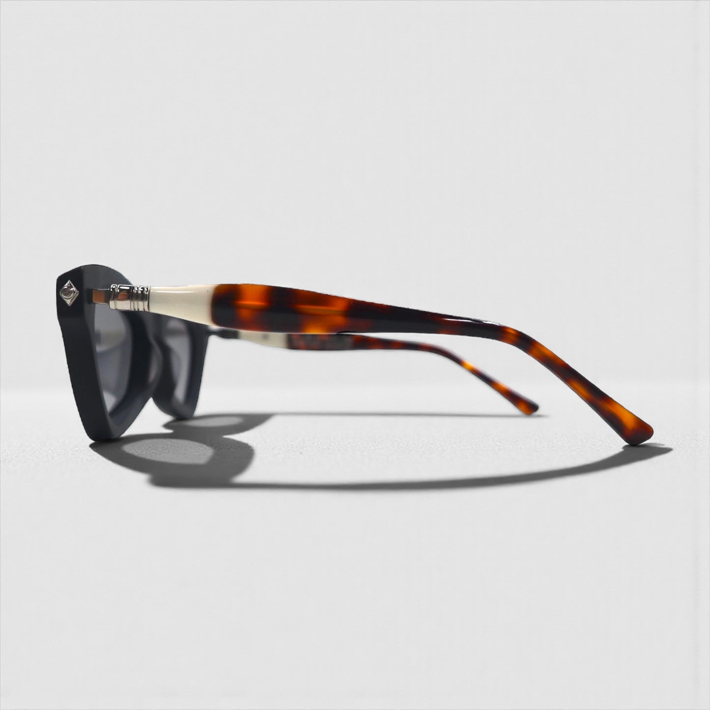 KUBORAUM Maske J7 Cat Eye Sunglasses, Black Tortoiseshell, BS 51-20 145, Made in Italy