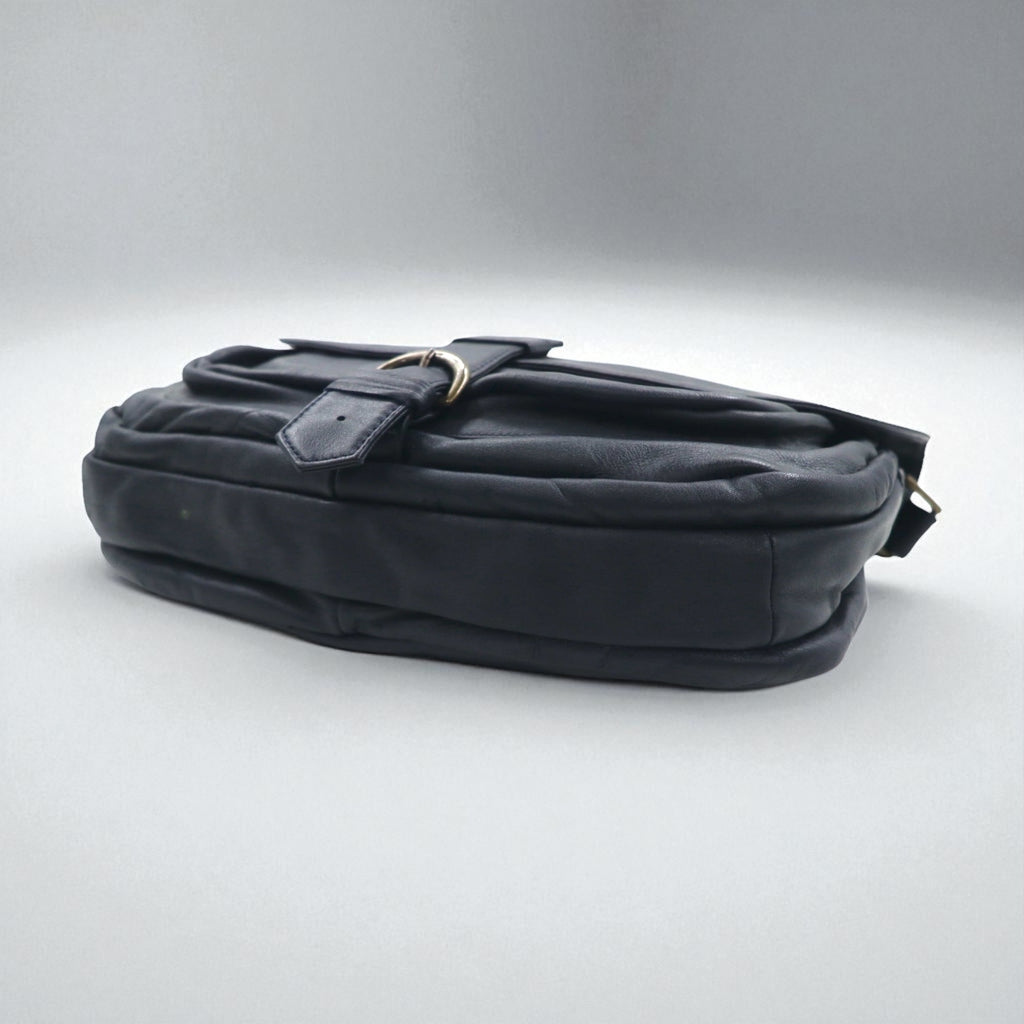 BREE クロスショルダーバッグ ネイビー スムースレザー フラップ