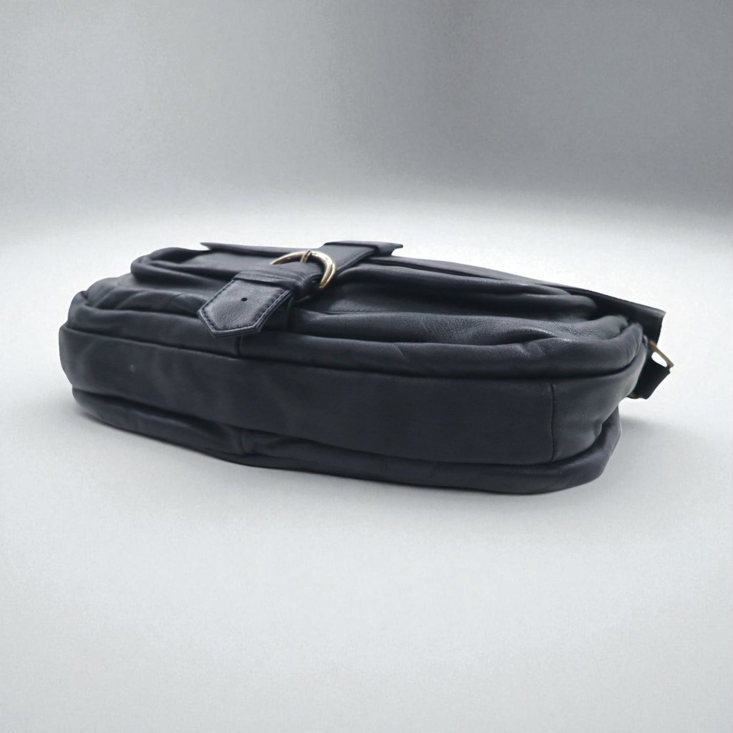 BREE クロスショルダーバッグ ネイビー スムースレザー フラップ