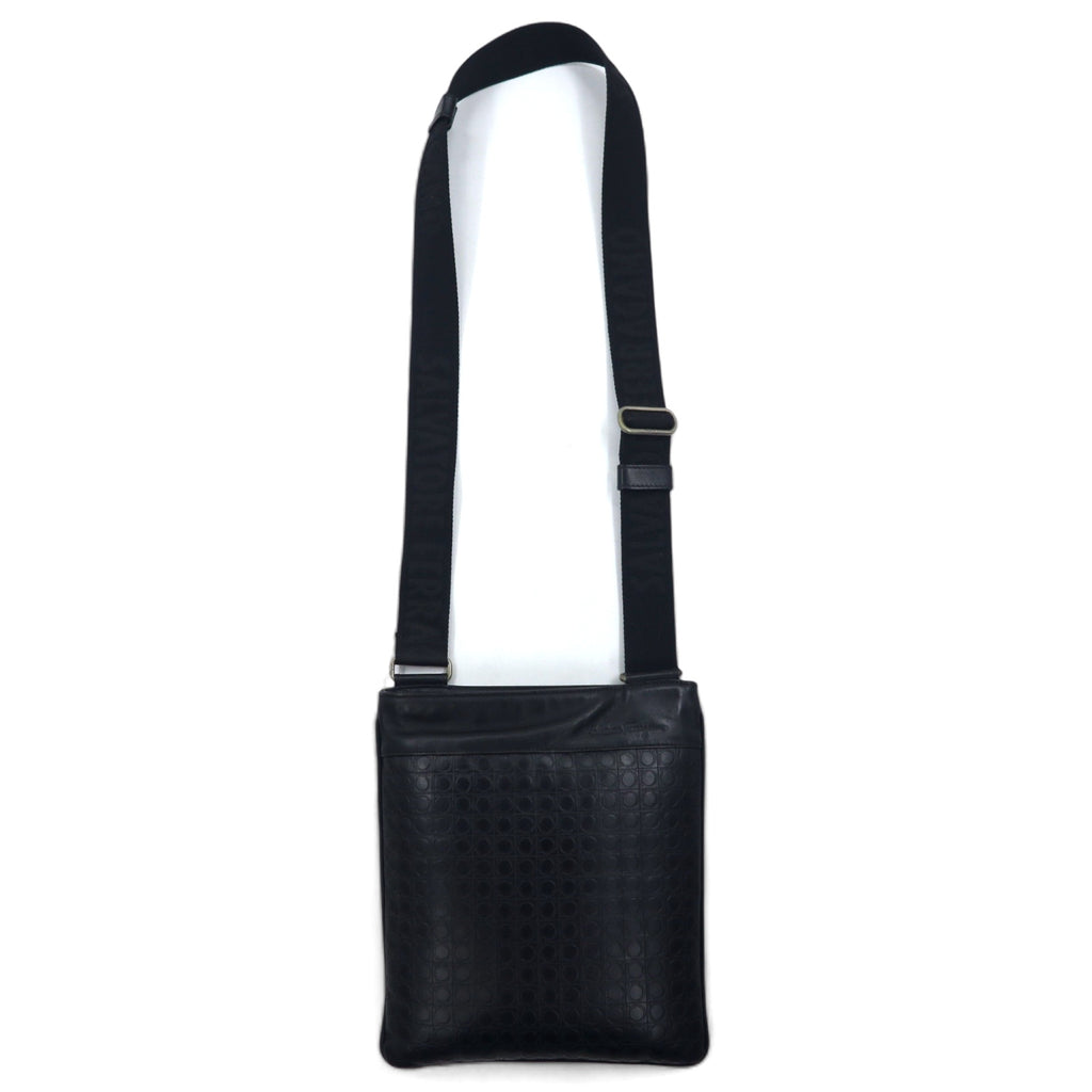 日本然リトテ-古着オンライン-Salvatore Ferragamo イタリア製 ガンマソフト ショルダーバッグ ブラック レザー ガンチーニ モノグラム 型押し FB-24 9420-Salvatore Ferragamo Italy Made Gamma Soft Shoulder Bag Black Leather Gancini monogram Embossed FB-24 9420