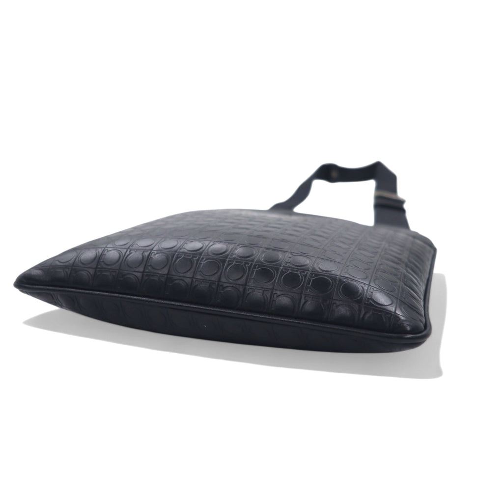 Salvatore Ferragamo イタリア製 ガンマソフト ショルダーバッグ ブラック レザー  ガンチーニ モノグラム 型押し FB-24 9420