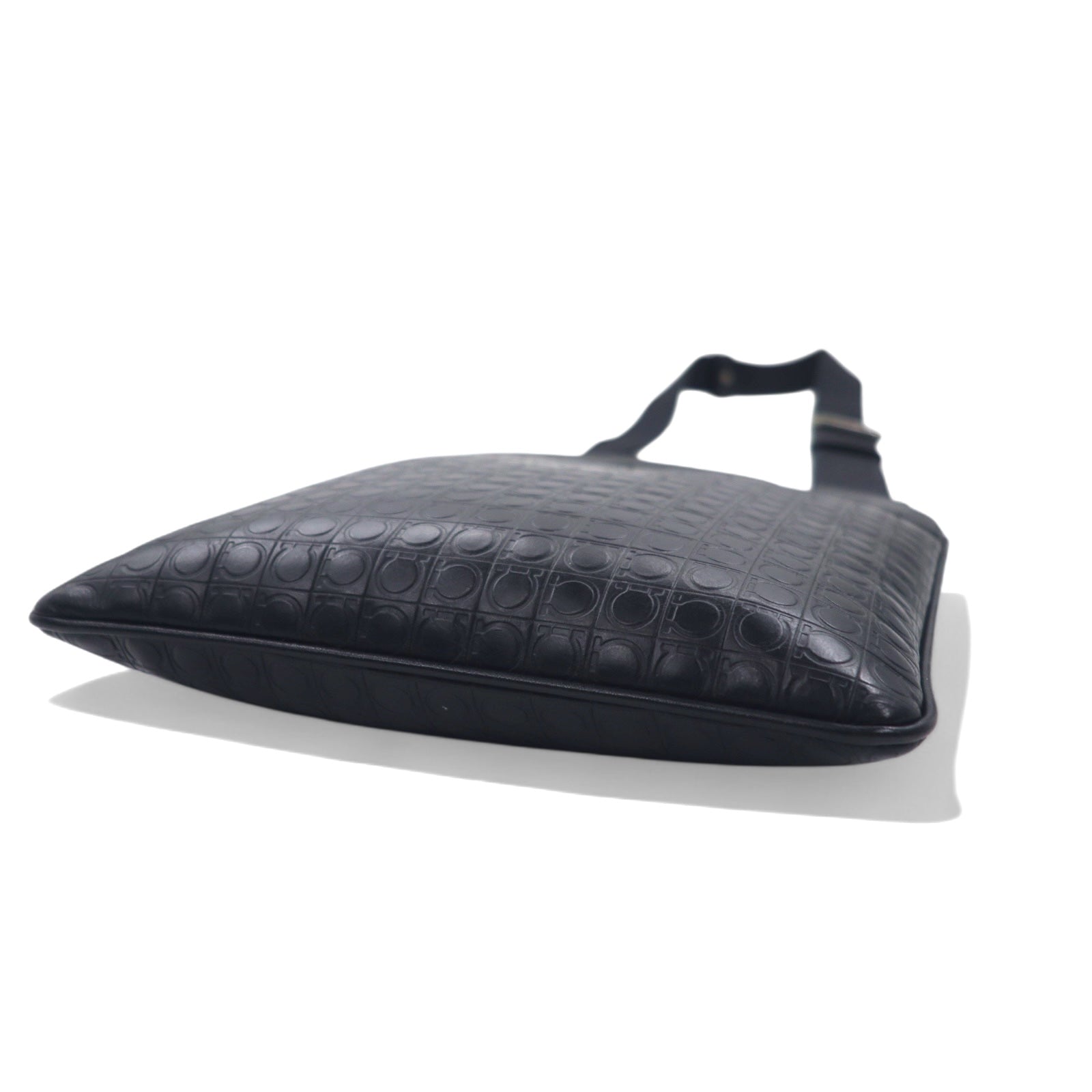 Salvatore Ferragamo イタリア製 ガンマソフト ショルダーバッグ ブラック レザー  ガンチーニ モノグラム 型押し FB-24 9420