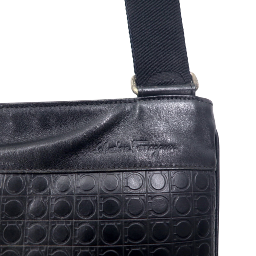 Salvatore Ferragamo イタリア製 ガンマソフト ショルダーバッグ ブラック レザー  ガンチーニ モノグラム 型押し FB-24 9420