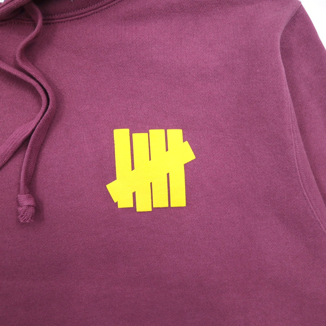 UNDEFEATED Logo Print Pullover Hoodie L Pink Cotton Sleeve Print