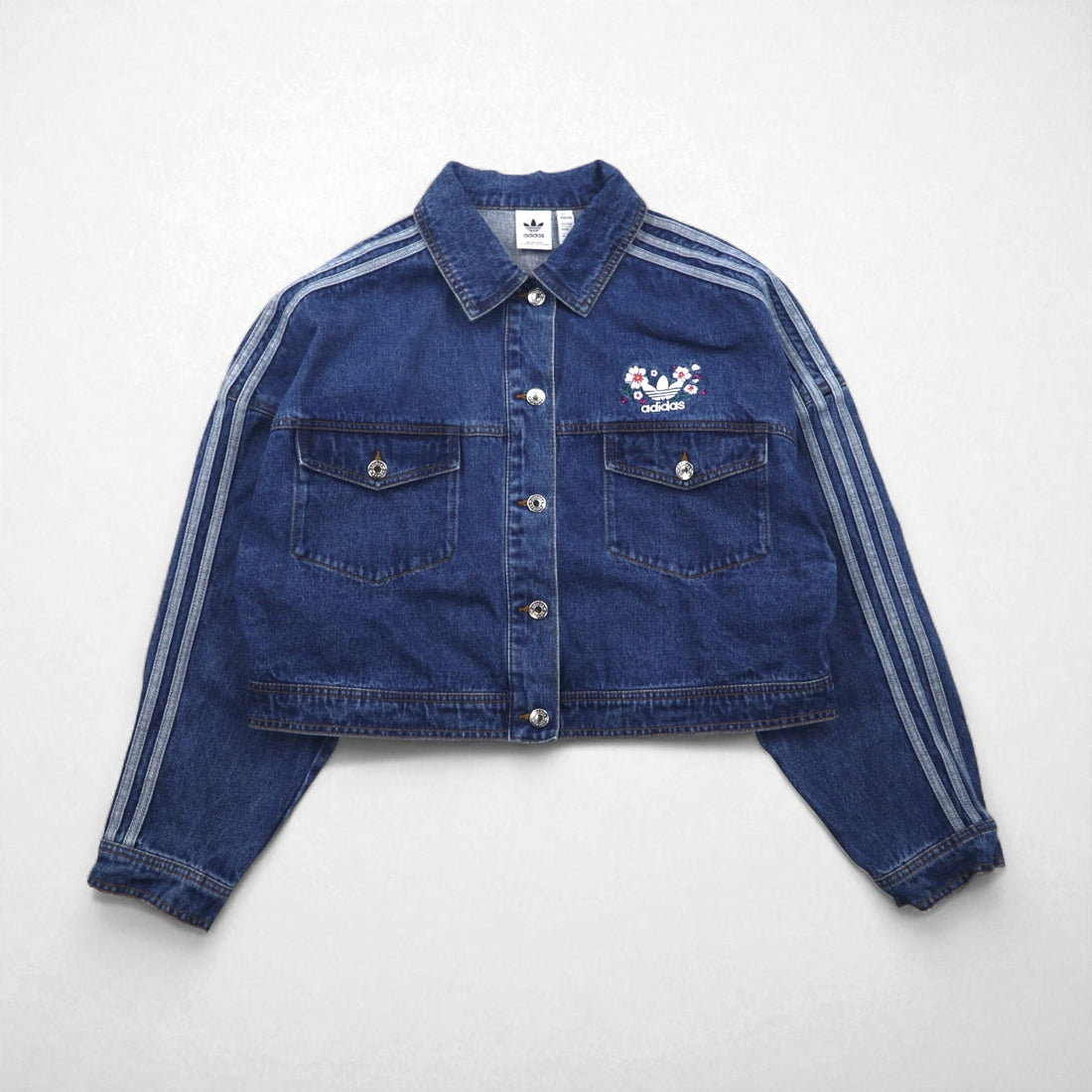 adidas originals クロップド 短丈 デニムジャケット Gジャン XL インディゴ 刺繍 ワイド IP3767  トレフォイル 3ストライプス フローラル