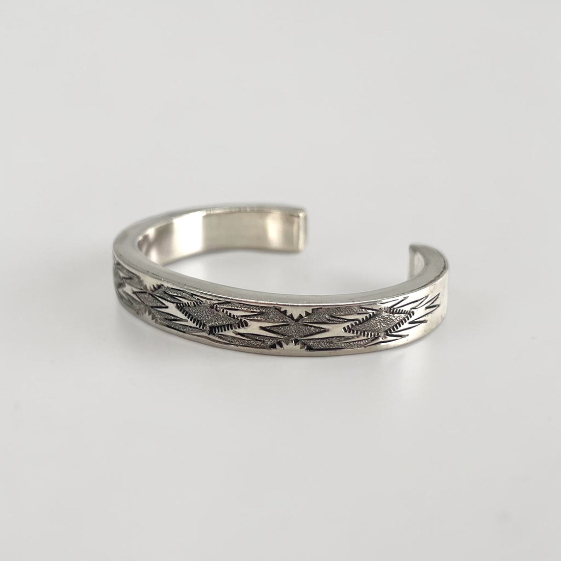 Vintage Navajo Sterling Silver Cuff Bracelet インディアンジュエリー シルバーバングル スタンプワーク ホールマーク T刻印