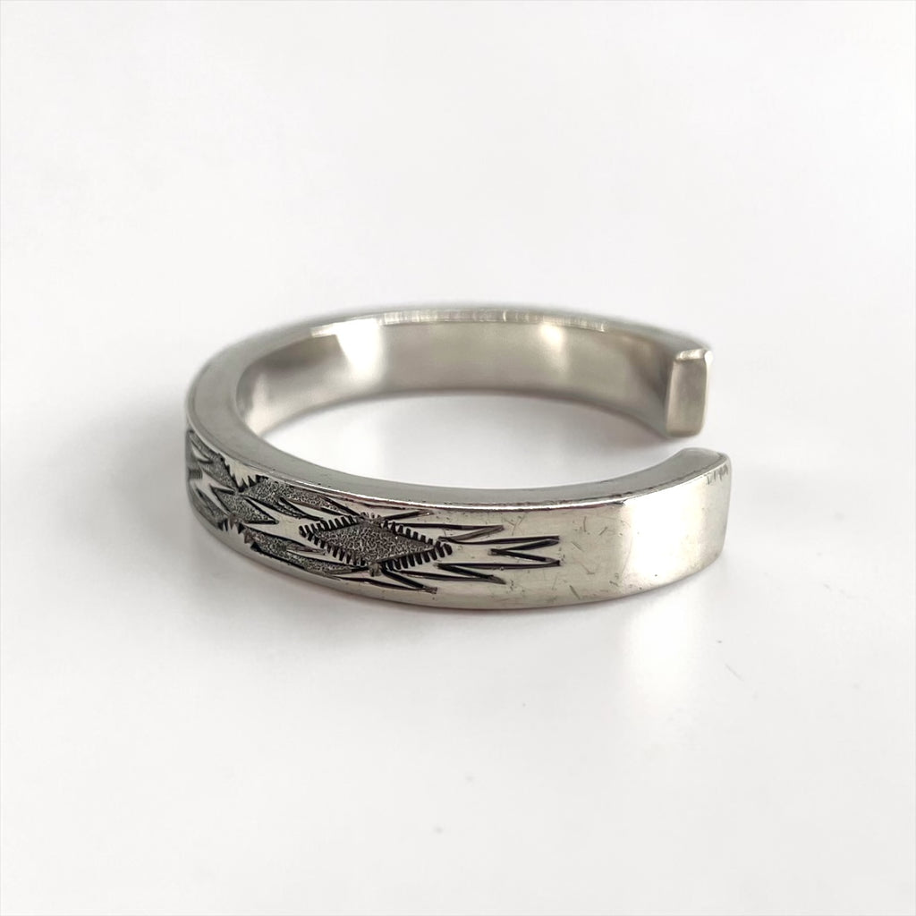 Vintage Navajo Sterling Silver Cuff Bracelet インディアンジュエリー シルバーバングル スタンプワーク ホールマーク T刻印