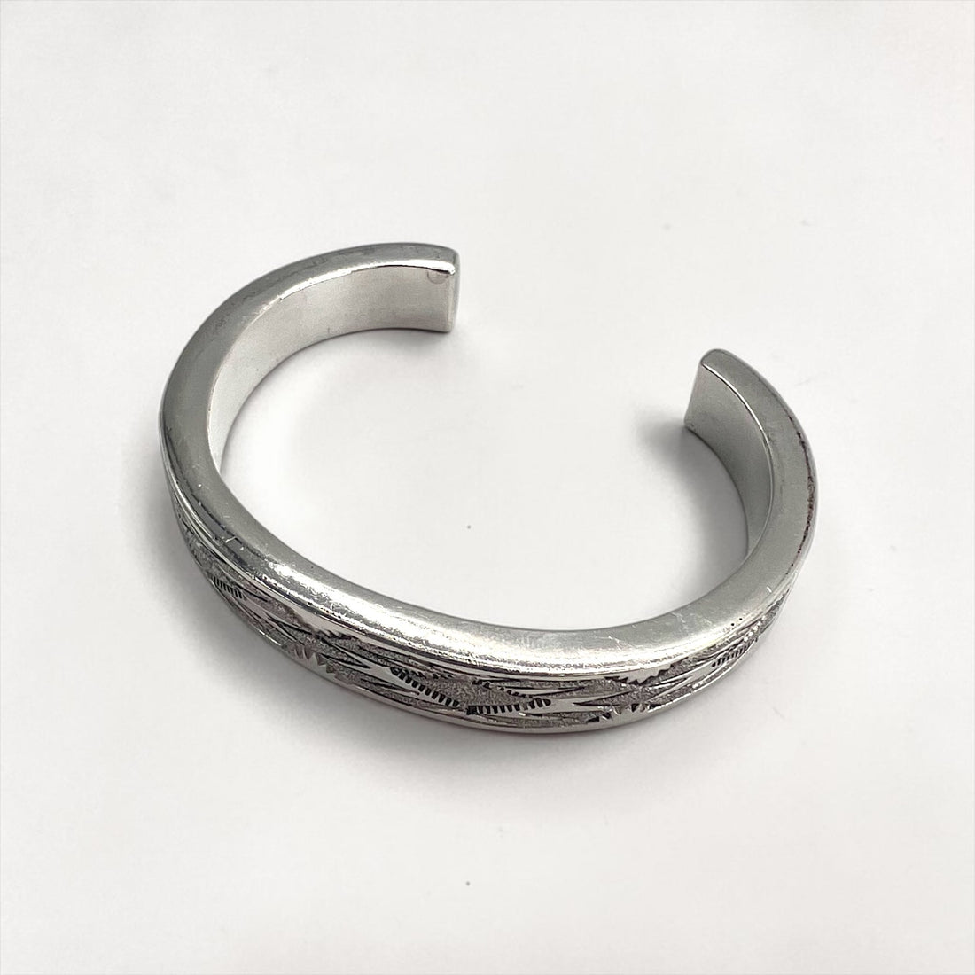 Vintage Navajo Sterling Silver Cuff Bracelet インディアンジュエリー シルバーバングル スタンプワーク ホールマーク T刻印