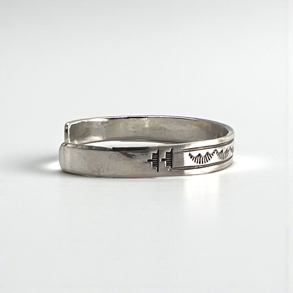 Navajo Indian Jewelry ナバホ族 Rick Enriquez バングル シルバー RE STERLING 刻印 カフ ブレスレット スタンプワーク インディアンジュエリー