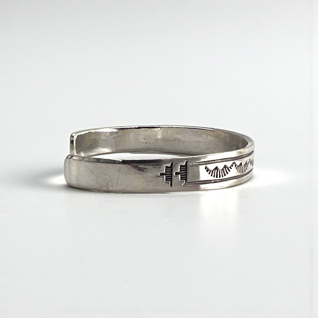 Navajo Indian Jewelry ナバホ族 Rick Enriquez バングル シルバー RE STERLING 刻印 カフ ブレスレット スタンプワーク インディアンジュエリー