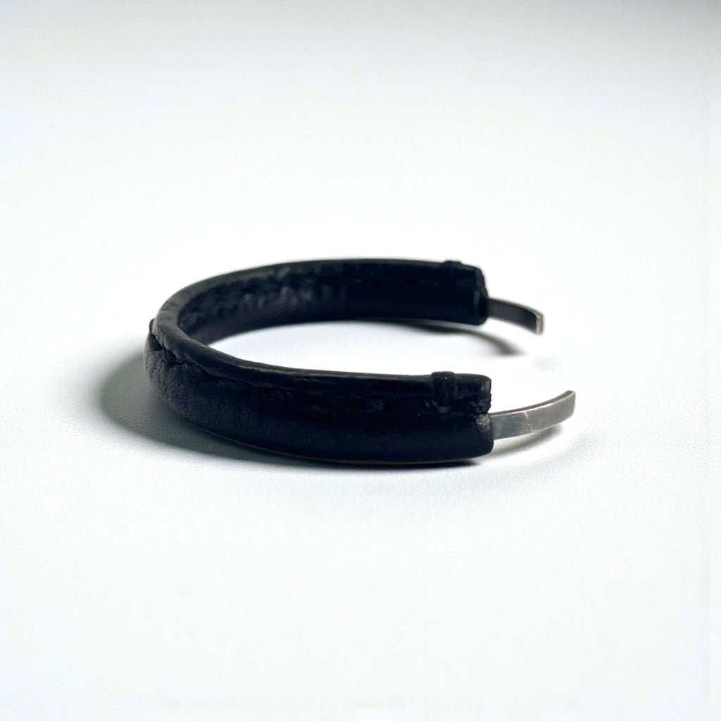 Hender Scheme レザー バングル ブラック シルバー 真鍮 ヌメ革 not lying jewelry bangle silver S