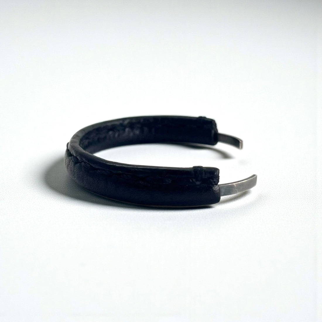 Hender Scheme レザー バングル ブラック シルバー 真鍮 ヌメ革 not lying jewelry bangle silver S