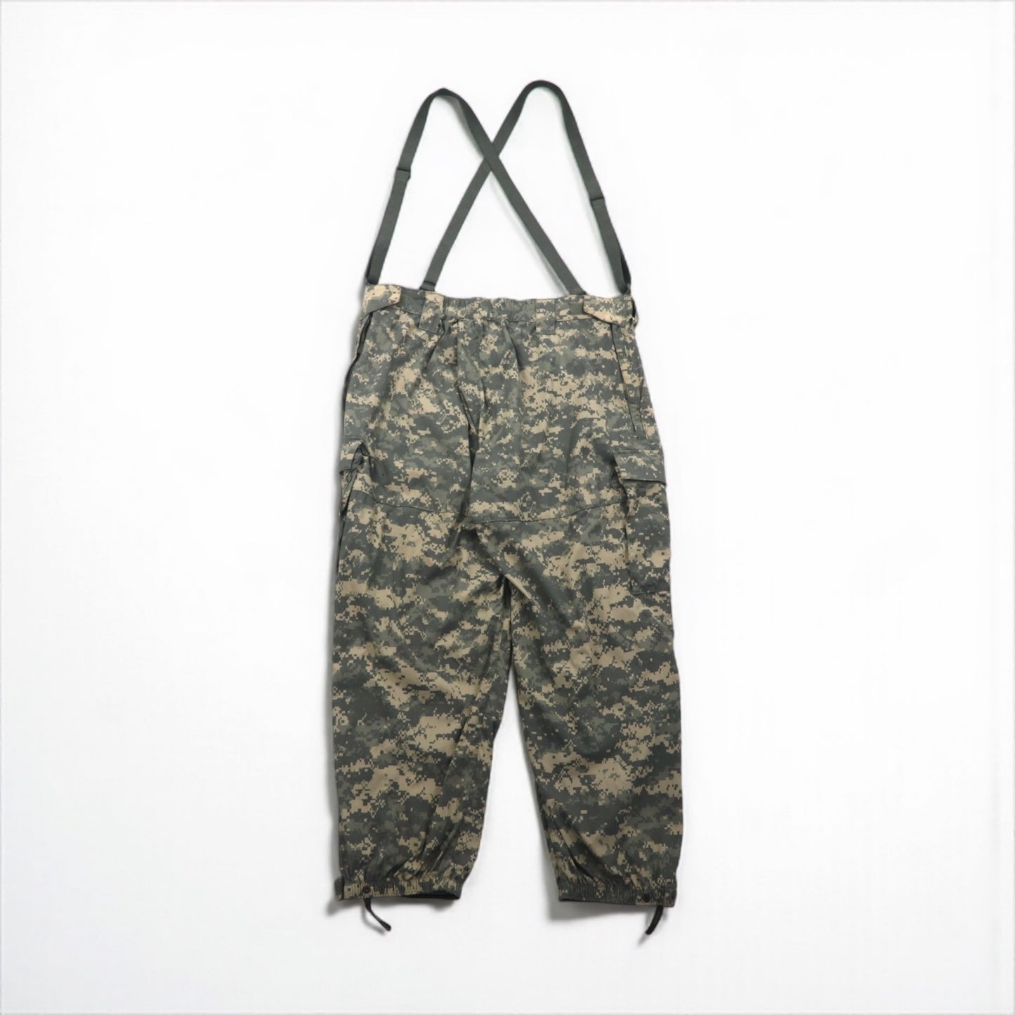 US ARMY ECWCS GEN3 LEVEL5 Softshell Cargo Pants, Size XL, Nylon, Waterproof, with Suspenders and Drawcords, Digital Camo, 8415-01-538-6875