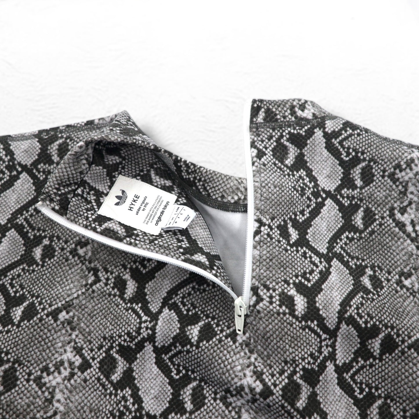 adidas Originals by HYKE スウェット CREW SWEATSHIRT Python S グレー パイソン 総柄 アニマル