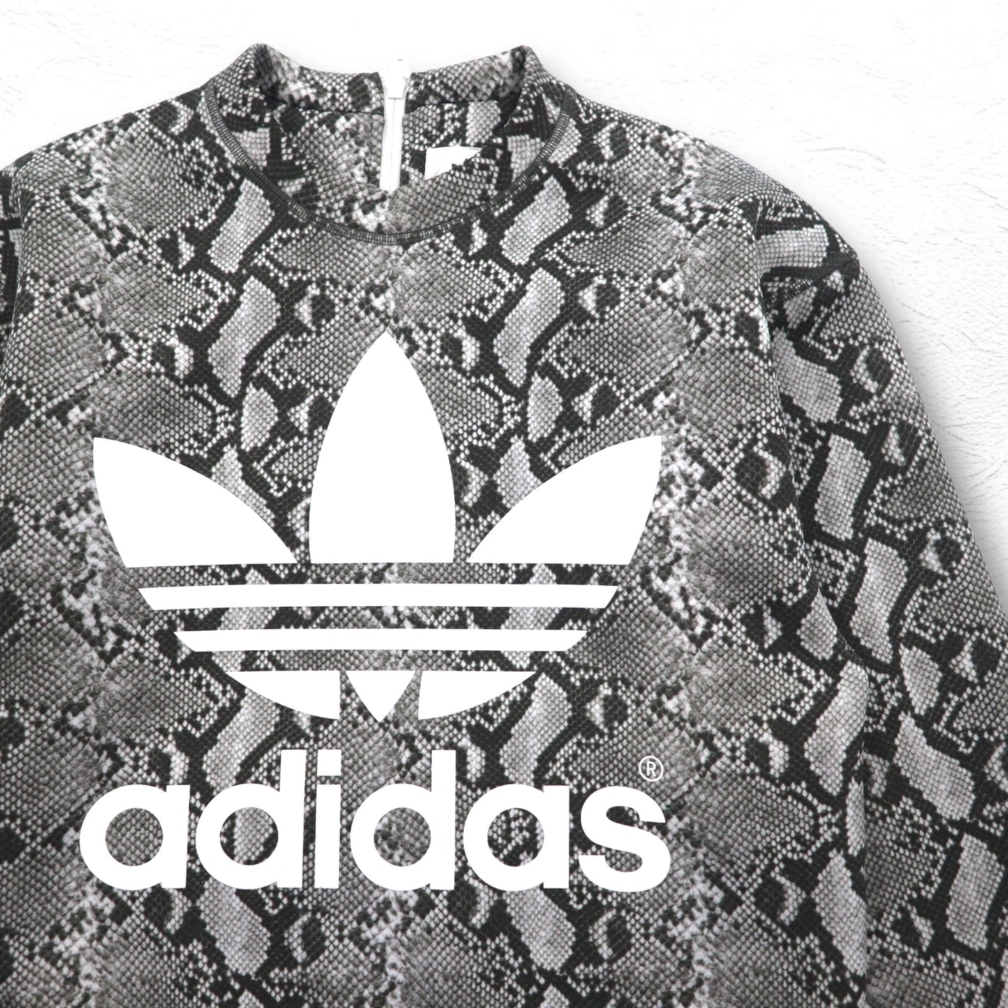 adidas Originals by HYKE スウェット CREW SWEATSHIRT Python S グレー パイソン 総柄 アニマル